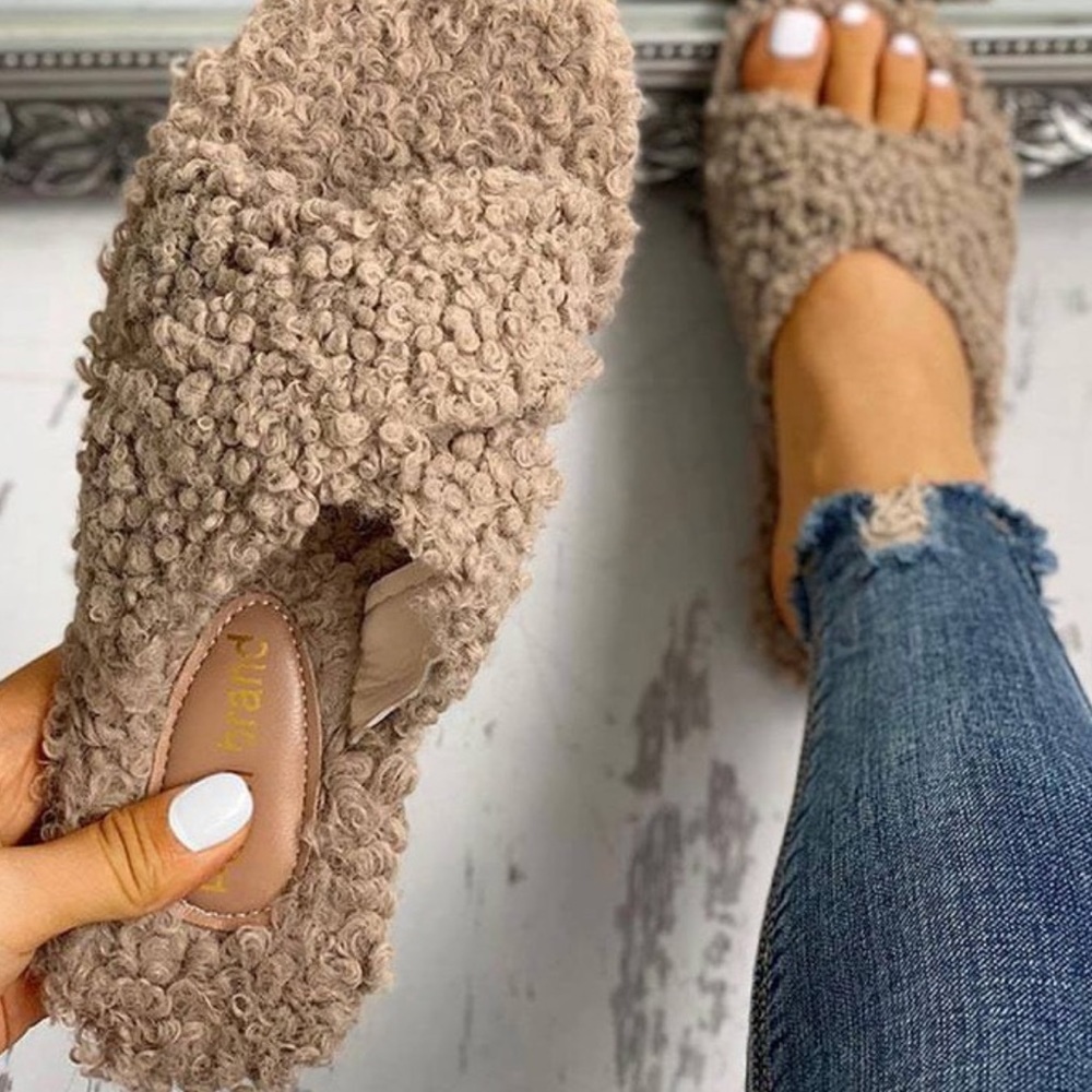 Sherpa slippers in taupe